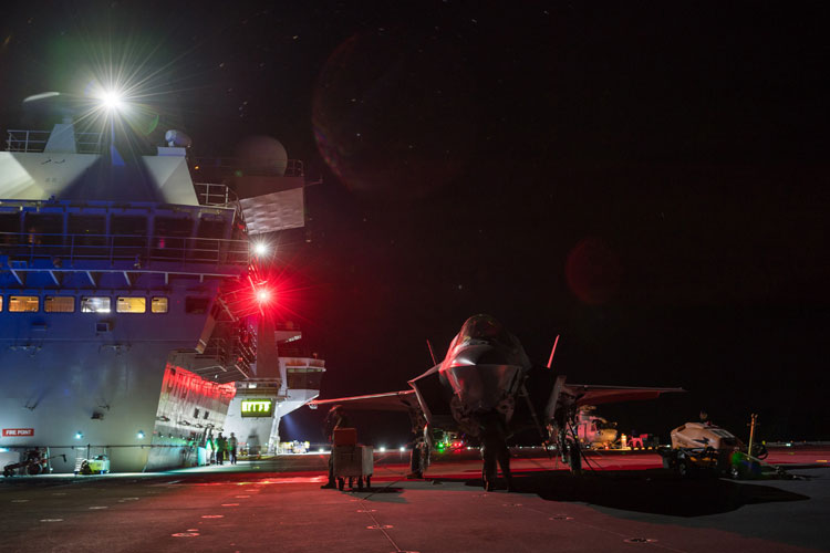 F-35 jets conduct first night-time landings on HMS Queen Elizabeth