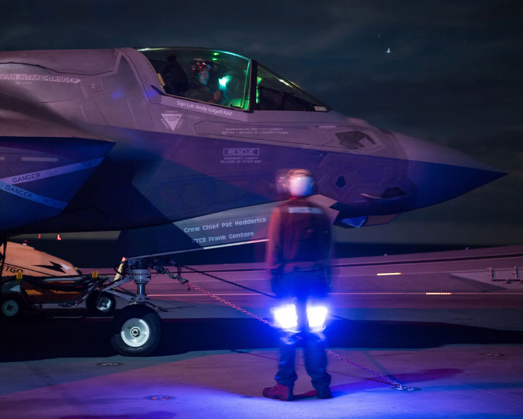 F-35 jets conduct first night-time landings on HMS Queen Elizabeth