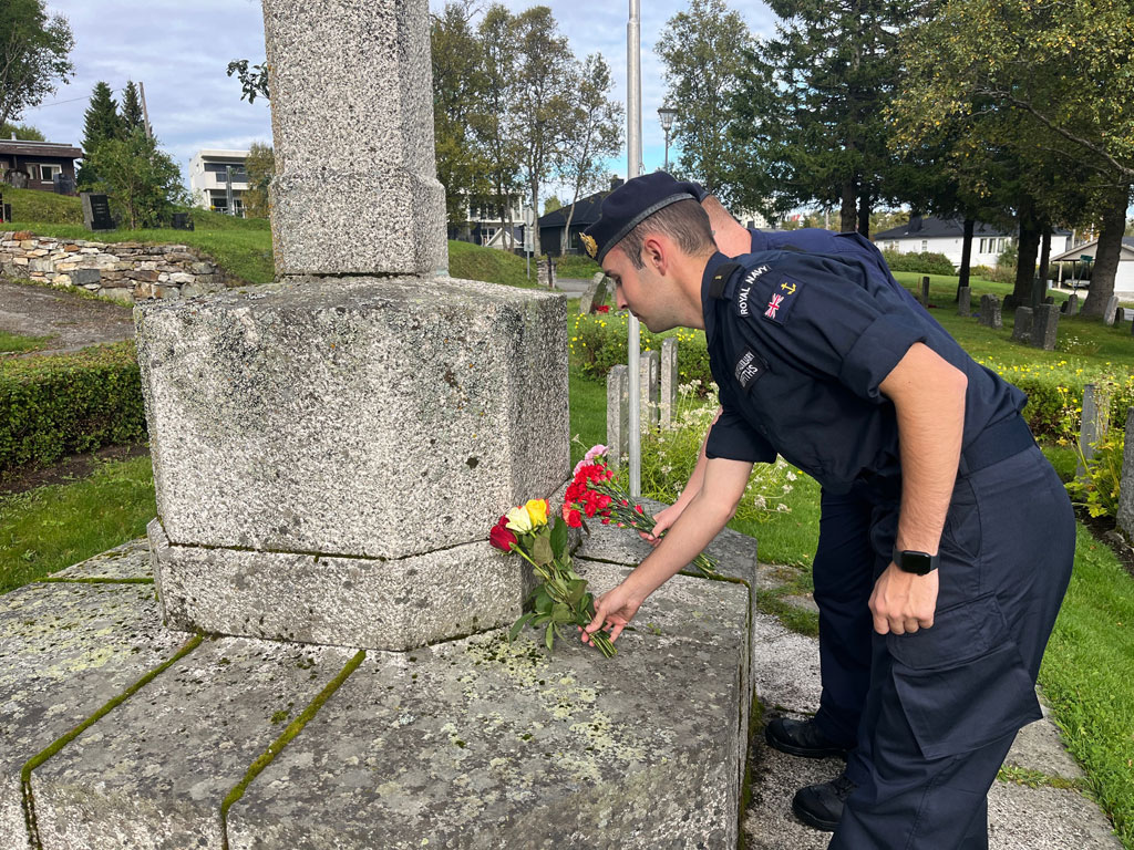 Cdt Griffiths lays flowers